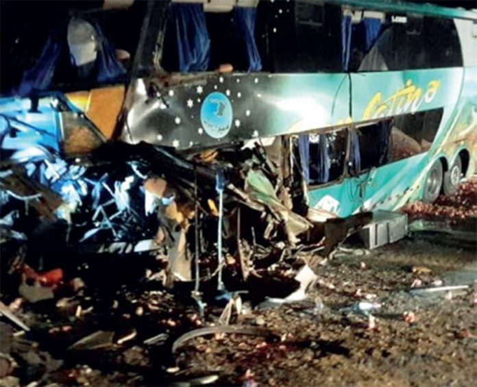 Seis fallecidos tras triple choque entre bus, camión y tráiler en Arequipa