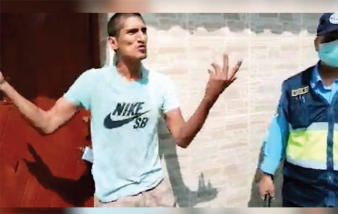 Serenos y vecinos capturan a sujeto que golpeó y robó a menor