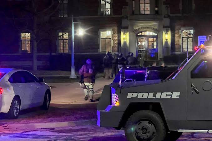 Tres muertos y cinco heridos deja tiroteo en una universidad de Michigan Tres muertos y cinco heridos deja tiroteo en una universidad de Michigan