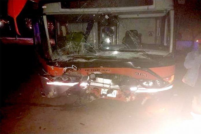 Un muerto en choque entre bus interprovincial y auto