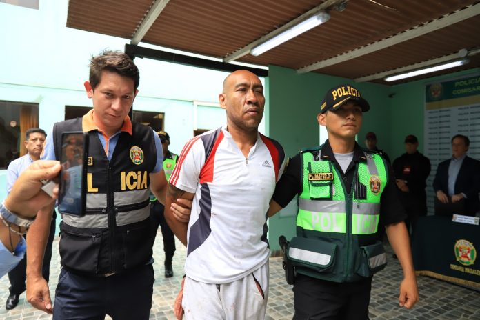 Hombre acuchilla en el cuello a su pareja y luego intenta suicidarse