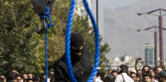 Irán condenó a dos personas a morir en la horca en público