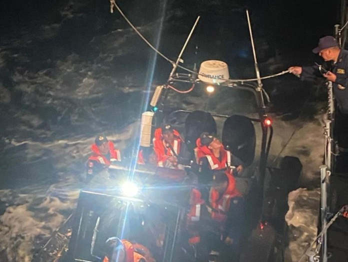 Personal de la Marina rescata a pescadores que llevaban días a la deriva
