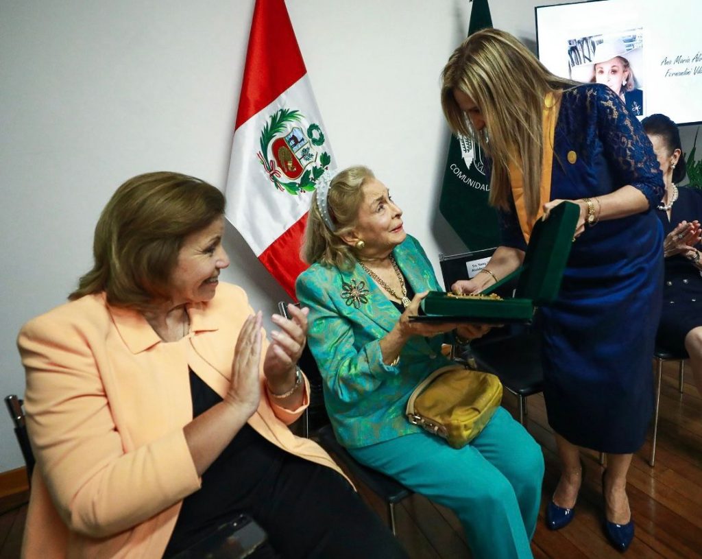 Alcaldesa otorga reconocimiento a mujeres luchadores del distrito