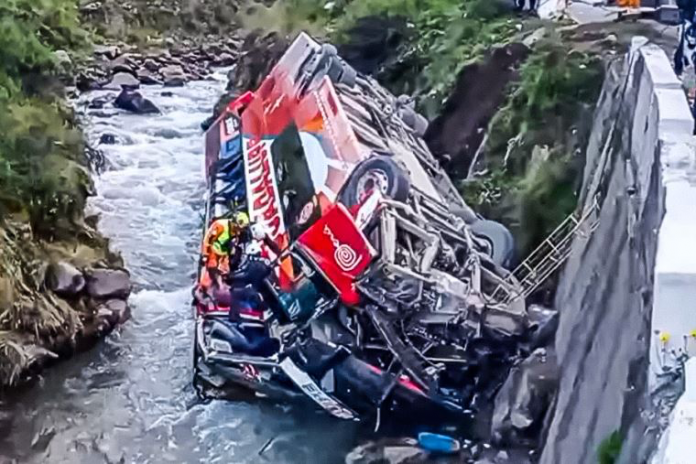 10 muertos y 25 heridos deja caída de bus al río Rímac