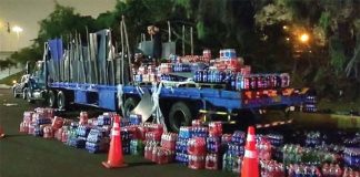 Camión de gaseosas se vuelca y transeúntes roban las bebidas