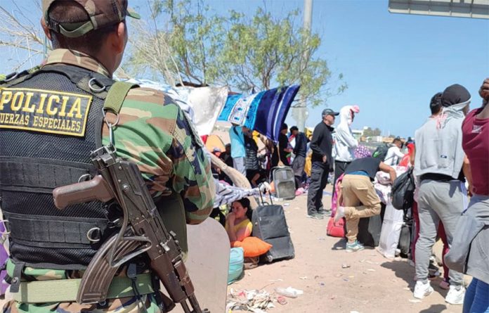 Ciudadanos extranjeros se encuentran varados en la frontera