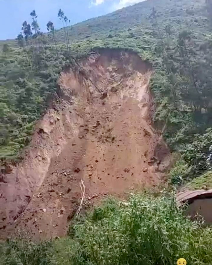 Deslizamiento de cerro sepulta colegio y varias viviendas en sierra de Huaral
