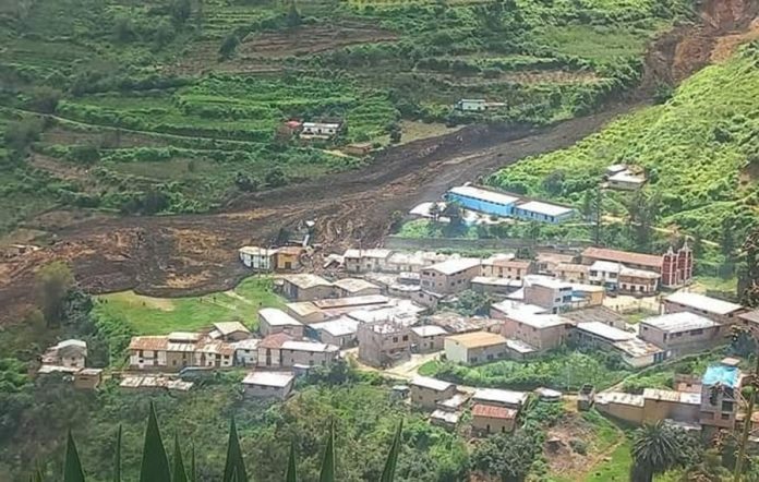 Deslizamiento de cerro sepulta colegio y varias viviendas en sierra de Huaral