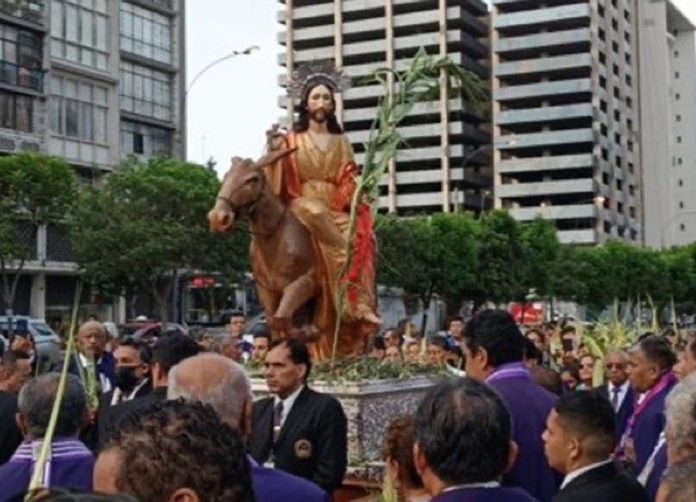 Fieles abarrotaron iglesia de Las Nazarenas para dar inicio a la Semana Santa