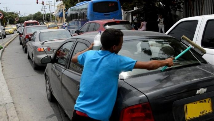 PROHIBEN ACTIVIDADES DE LIMPIAPARABRISAS PROHIBEN ACTIVIDADES DE LIMPIAPARABRISAS