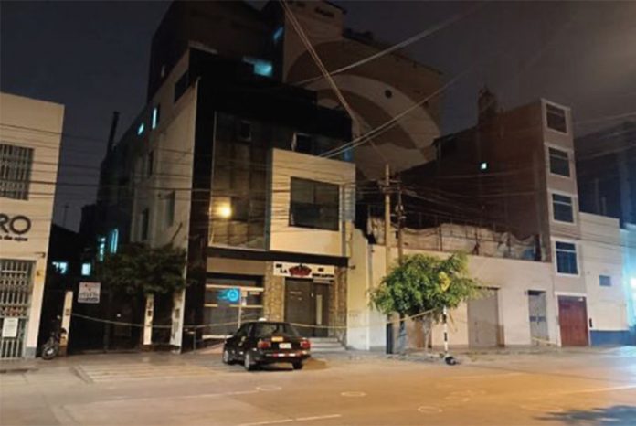 Sujeto es atacado con más de 30 disparos y huye antes de la llegada de la PNP