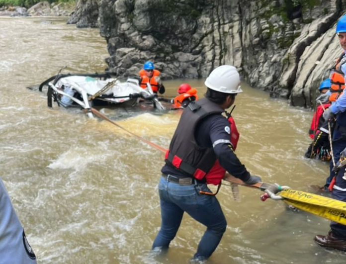 Tres muertos deja caída de camioneta al río Huallaga