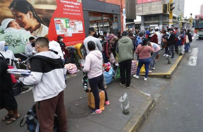 Ambulantes se ubican en Av. Grau tras prohibiciones en mesa redonda y mercado central