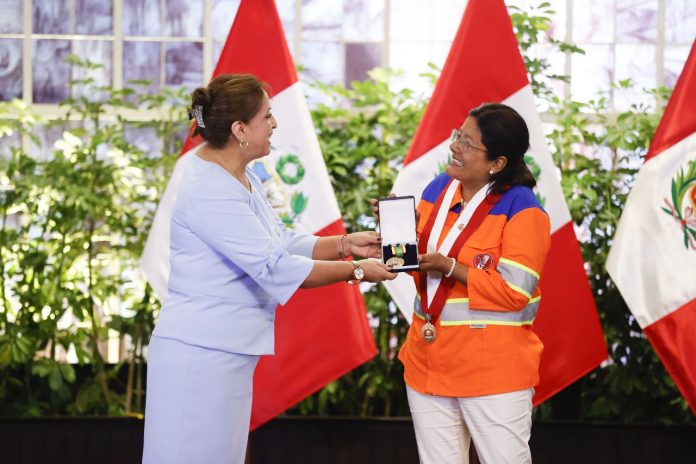 Dina Boluarte e Isabel Cortez