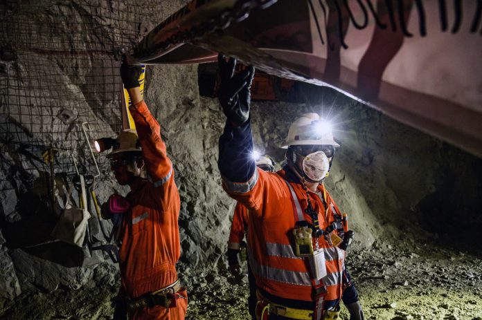 Familiares de 27 mineros fallecidos piden investigar empresa