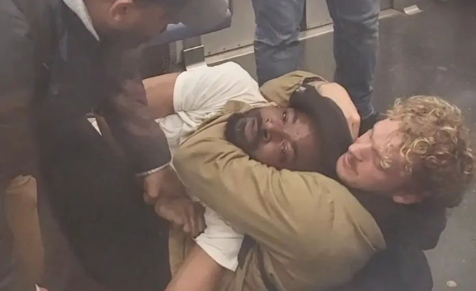 Mendigo es asfixiado hasta la muerte en el metro de Nueva York
