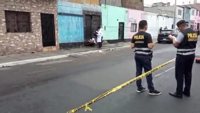 Sicarios asesinan a mujer en la puerta de su casa