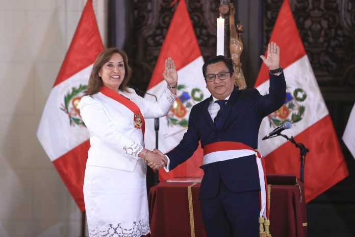 César Vásquez juramentó como nuevo ministro de Salud