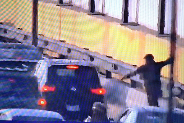 Capturan a sujetos que rompían lunas de autos para robar a pasajeros