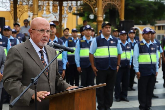Carlos Bruce afirma que entregará a los serenos todas las armas no letales Carlos Bruce afirma que entregará a los serenos todas las armas no letales