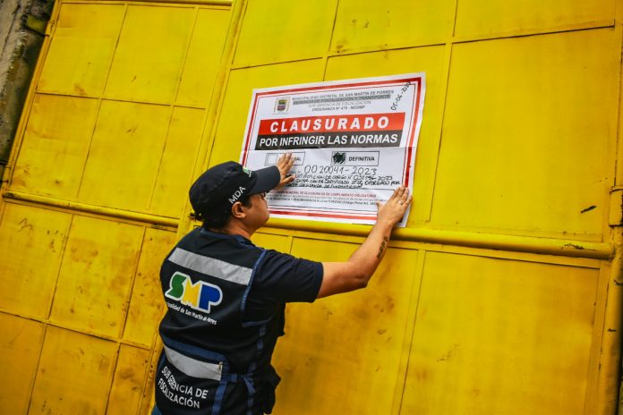 Clausuran fábrica clandestina de aceite de auto en SMP Clausuran fábrica clandestina de aceite de auto en SMP