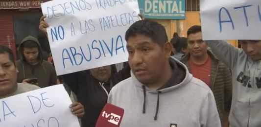 Colectiveros realizan plantón pidiendo reglamentación de servicio
