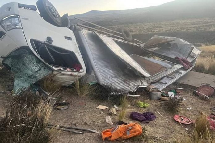Furgón cae a abismo y mueren cuatro personas