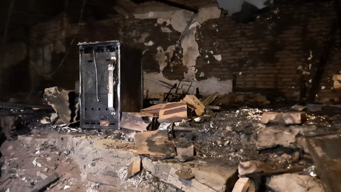 Incendio destruye tres viviendas en Barrios Altos
