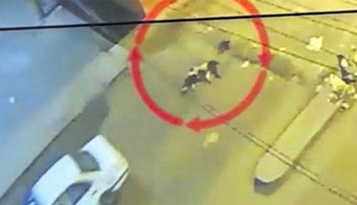 Mujer fallece tras ser arrojada desde vehículo en marcha en VES