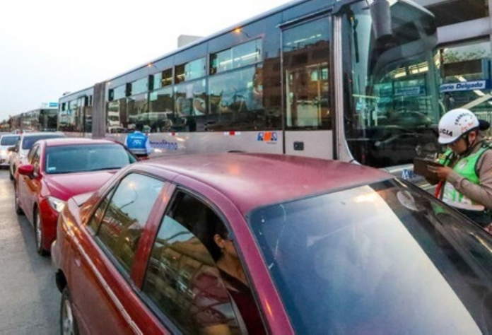 Multan a más de 1,800 conductores por invadir vía del Metropolitano