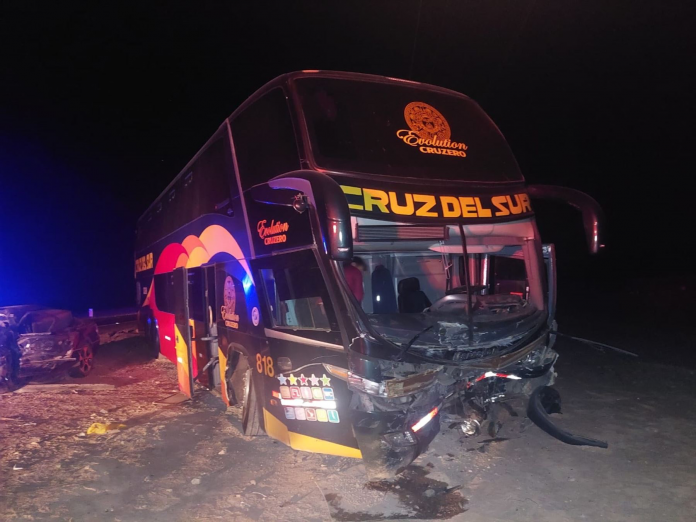 Un muerto deja el choque frontal entre un bus y una camioneta