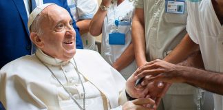 Papa Francisco sobrevive a operación abdominal