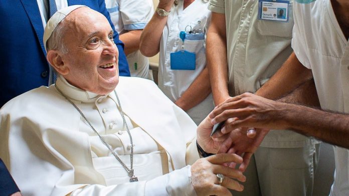 Papa Francisco sobrevive a operación abdominal Papa Francisco sobrevive a operación abdominal