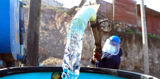 reparto gratuito de agua potable
