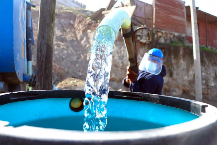reparto gratuito de agua potable
