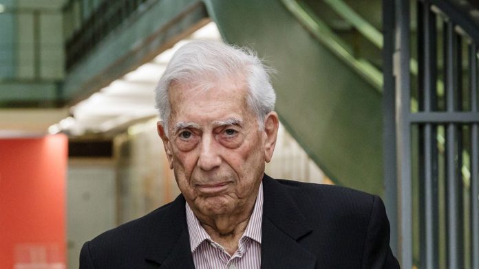 Vargas Llosa hospitalizado por COVID-19