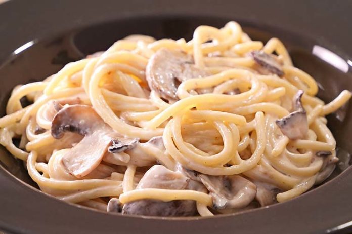 Fideos en salsa de champiñones