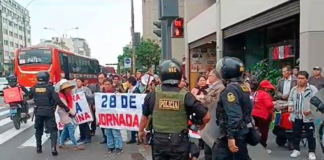 Manifestantes protestaron en el frontis del Congreso exigiendo su cierre