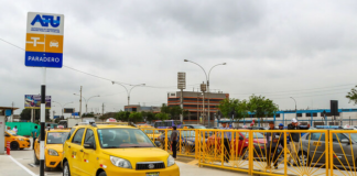 Paradero autorizado de taxis para pasajeros del aeropuerto Jorge Chávez