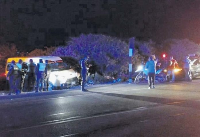 Sicarios matan a 2 ciudadanos y a policía durante robo a una van en La Libertad