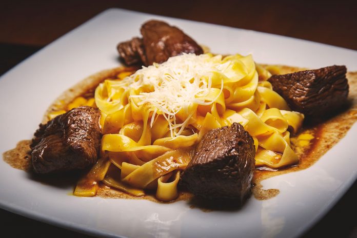 Tallarines a la huancaína con lomo Tallarines a la huancaína con lomo