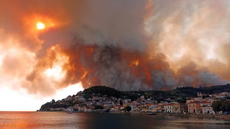 Voraz incendio obligó a evacuar a miles de turistas en Grecia Voraz incendio obligó a evacuar a miles de turistas en Grecia