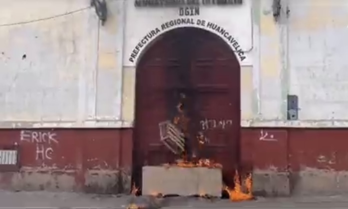 prendieron fuego a prefectura de Huancavelica
