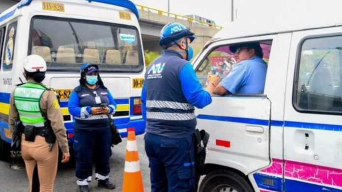 Caos y protestas en primer día de cambio de rutas de transporte público