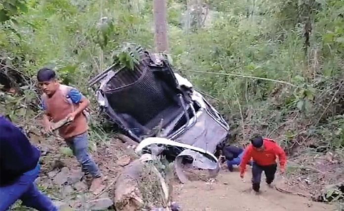Cinco fallecidos y varios heridos deja caída de camioneta a abismo en Cajamarca