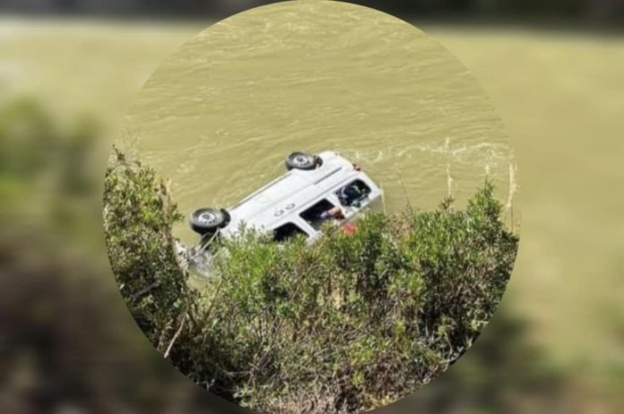 Esposos mueren ahogados tras hundirse minivan en río Mantaro