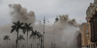 Incendio en Plaza de Armas desató pánico en plena celebración de Santa Rosa de Lima
