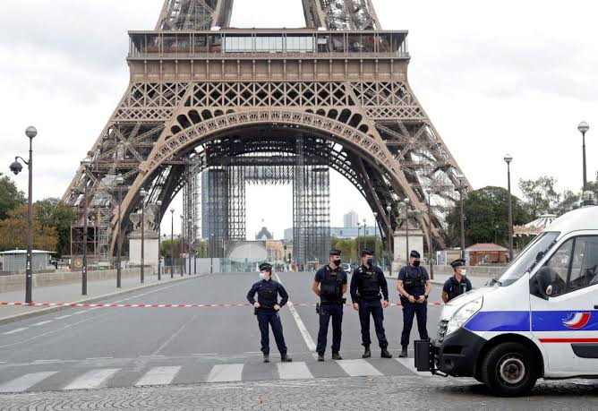 La Torre Eiffel tuvo que ser evacuada tras amenaza de bomba La Torre Eiffel tuvo que ser evacuada tras amenaza de bomba