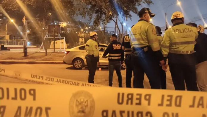 Sicarios matan a dos hermanos dentro de un vehículo
